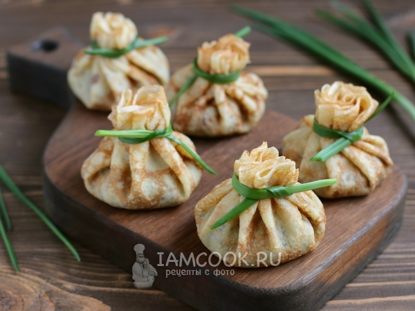 Блинные мешочки с грибным жюльеном, рецепт с фото