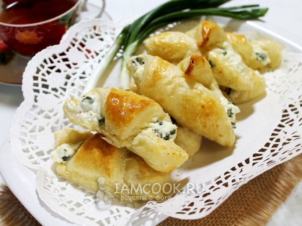 Слоеные рогалики с творогом и зеленым луком, рецепт с фото