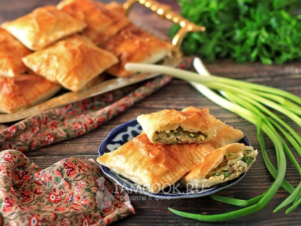 Слоеные пирожки с жареным луком и яйцами, рецепт с фото
