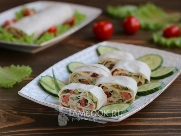 Рулет из лаваша с горбушей, творожным сыром и огурцом, рецепт с фото