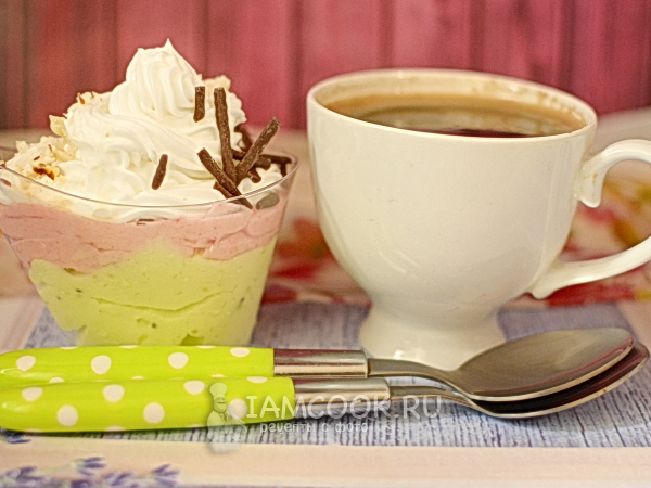 Десерт из мороженого с джемом и орехами, рецепт с фото