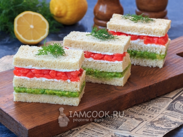 Сэндвичи с авокадо и слабосолёной красной рыбой, рецепт с фото