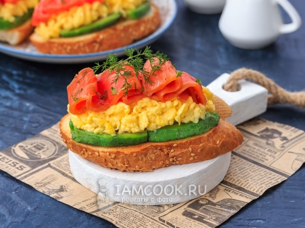 Тосты с авокадо, яйцом и красной рыбой, рецепт с фото