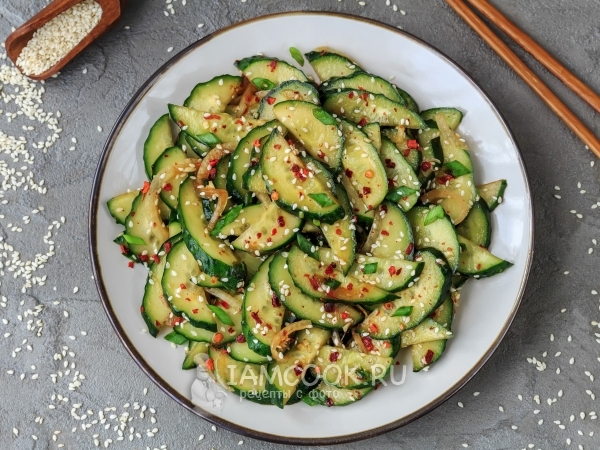 Корейский салат из огурцов с луком, рецепт с фото