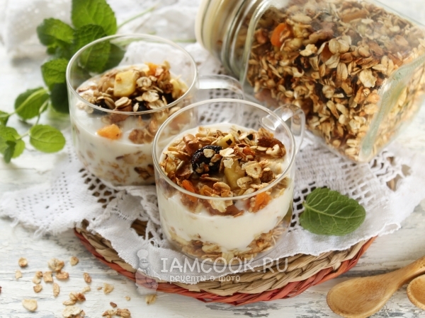 Гранола с орехами, сухофруктами и яблоком, рецепт с фото