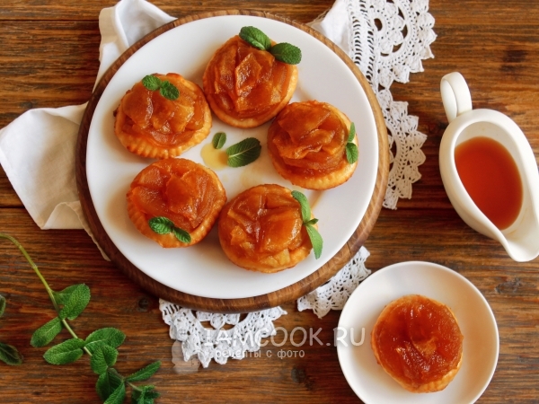 Яблочный «Тарт Татен» в формочках, рецепт с фото