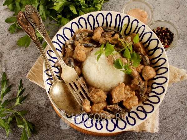 Мясная подлива с шампиньонами на сковороде, рецепт с фото