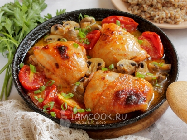Куриные бедра с грибами и помидорами в духовке, рецепт с фото