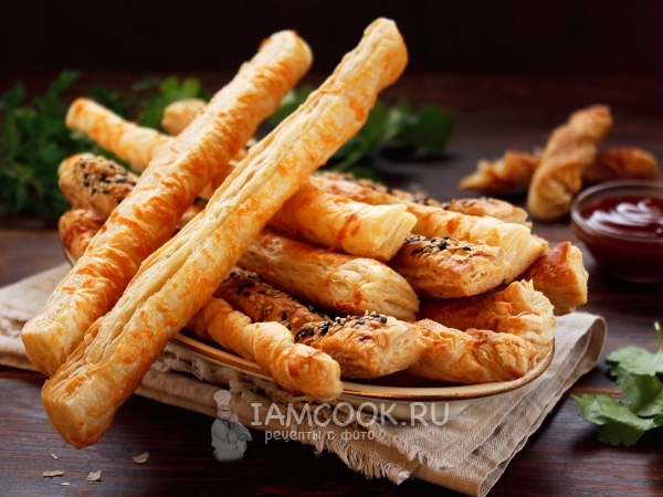 Хлебные палочки из слоеного теста, рецепт с фото