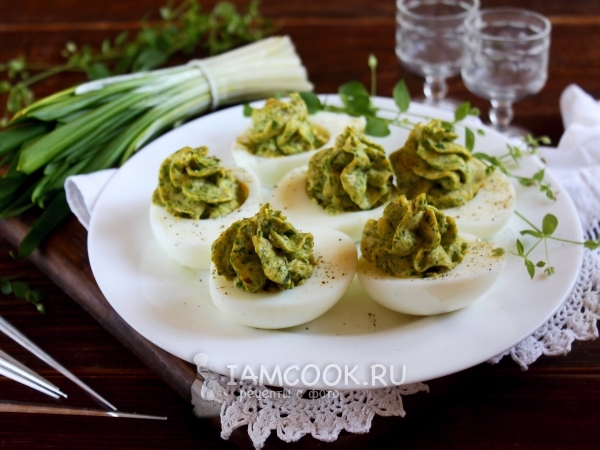 Фаршированные яйца с черемшой, рецепт с фото
