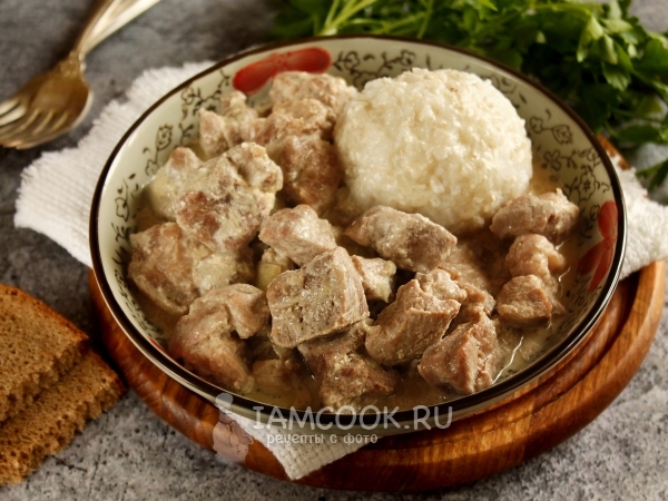 Тушеная свинина со сметаной, рецепт с фото