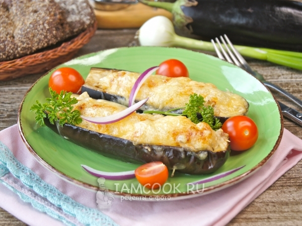 Лодочки из баклажанов с курицей, рецепт с фото