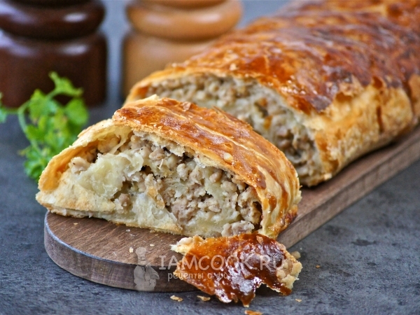 Рулет из слоеного теста с фаршем, рецепт с фото