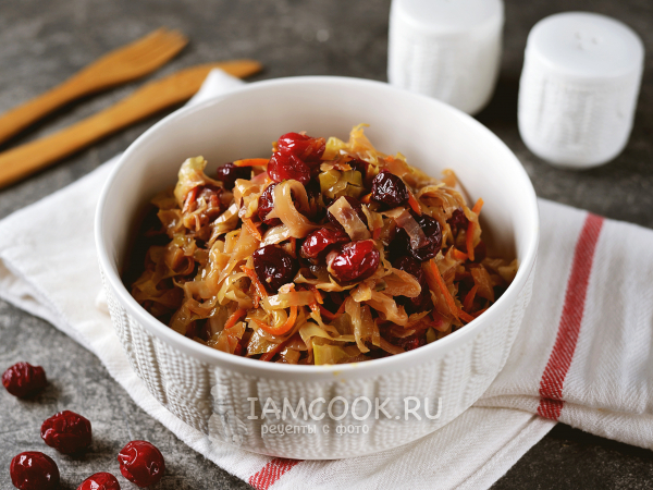 Тушеная капуста с клюквой, рецепт с фото