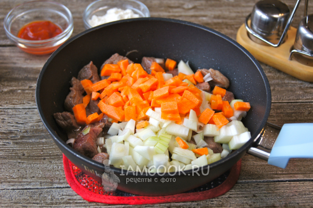 Говядина с овощами на сковороде