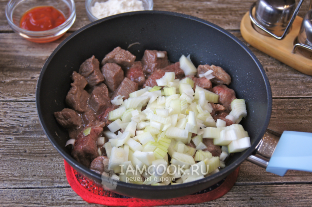 Говядина с луком на сковороде