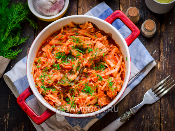 Капуста с мясом в духовке в томатном соусе, рецепт с фото