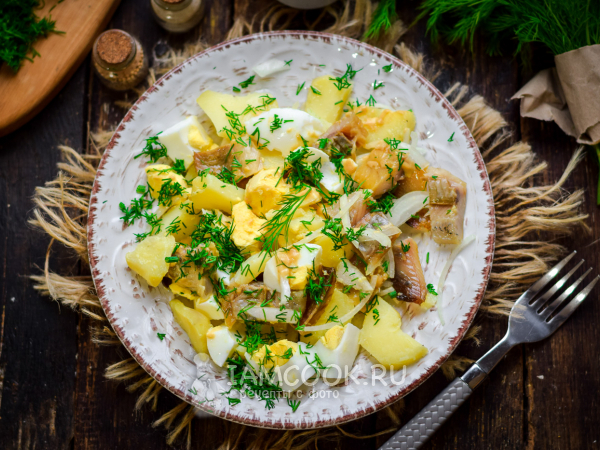 Салат с картофелем и копченой сельдью, рецепт с фото