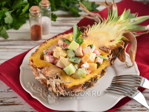 Салат с крабовыми палочками, свежим ананасом и сыром, рецепт с фото