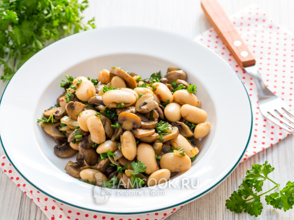 Салат с жареными грибами, фасолью и соевым соусом, рецепт с фото