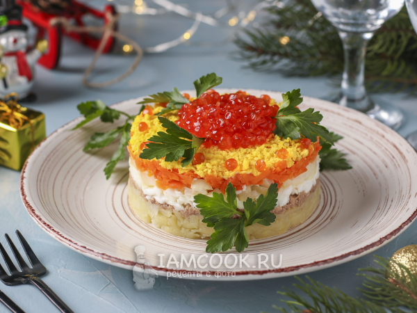 Салат с тунцом и красной икрой, рецепт с фото