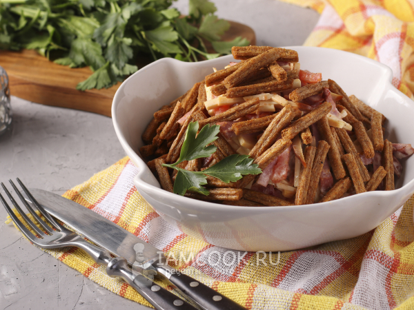 Салат с плавленым сыром, помидорами и сухариками, рецепт с фото