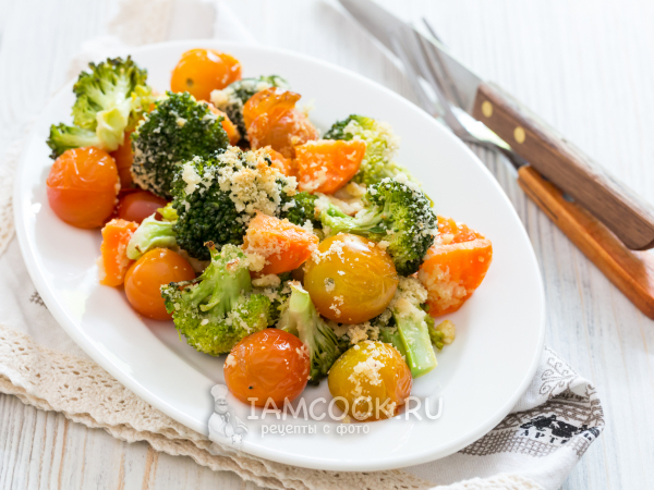 Брокколи, запеченная с овощами, миндалём и сыром, рецепт с фото