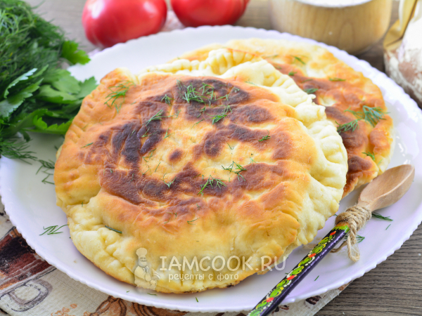 Закрытая пицца на сковороде (с колбасой), рецепт с фото