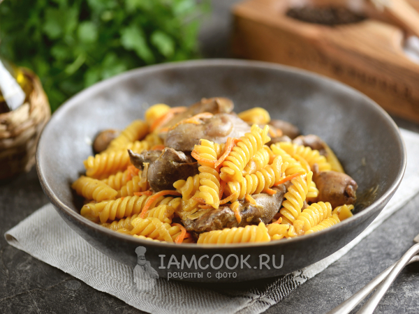 Куриная печень в сметане с макаронами, рецепт с фото