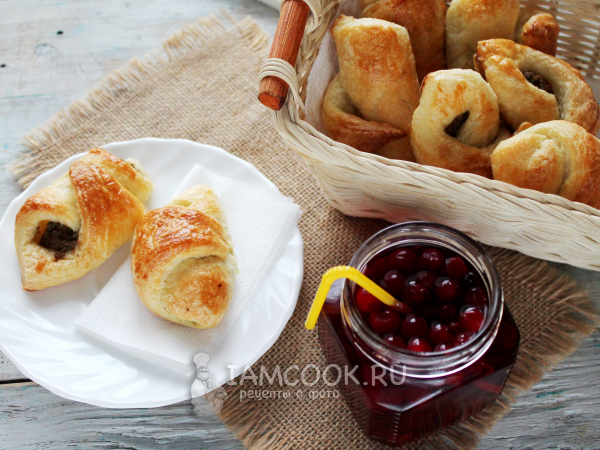 Слоеные рогалики с печеночным паштетом, рецепт с фото