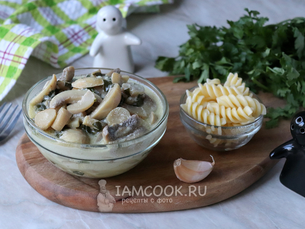 Грибы со шпинатом и сливками, рецепт с фото