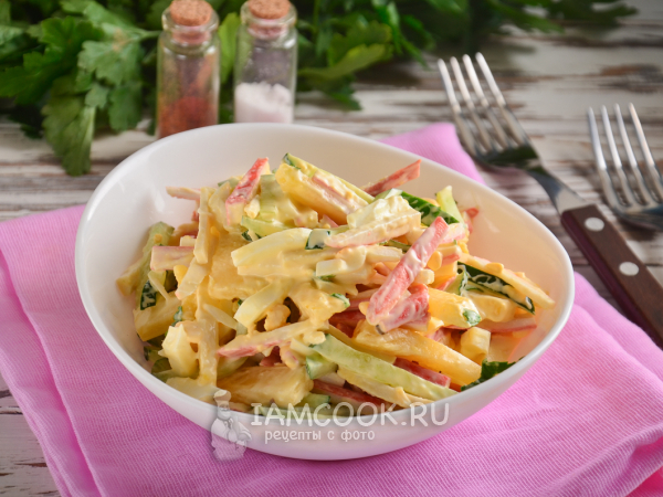 Салат с крабовыми палочками, свежим ананасом, яйцами и огурцом, рецепт с фото