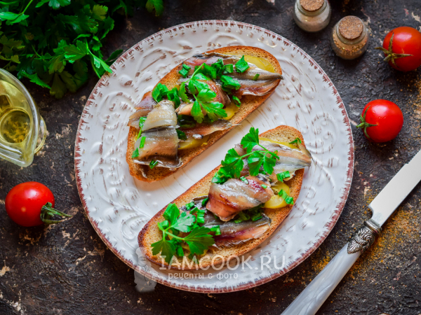 Бутерброды с пряной килькой и соленым огурцом, рецепт с фото