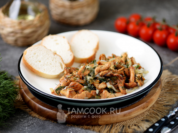 Жареные лисички с чесноком, рецепт с фото