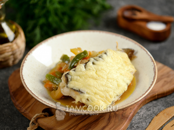 Минтай с овощами под сыром в духовке, рецепт с фото