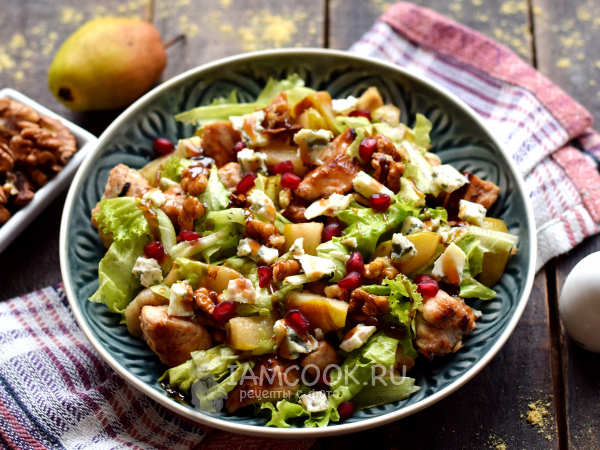 Салат с индейкой, грушей и сыром Дор Блю, рецепт с фото