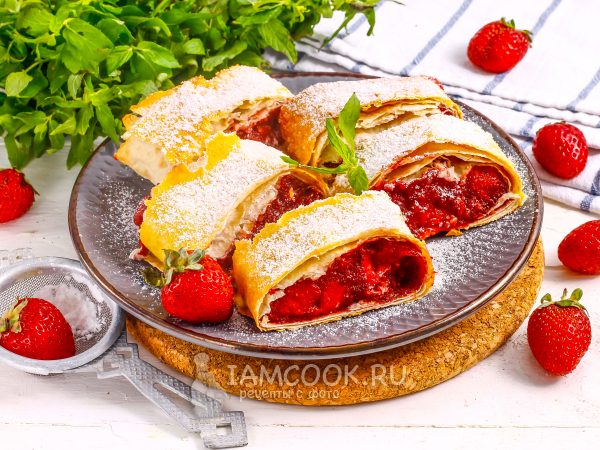 Штрудель из лаваша с клубникой, рецепт с фото