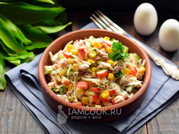 Салат из крабовых палочек с капустой и консервированным тунцом, рецепт с фото