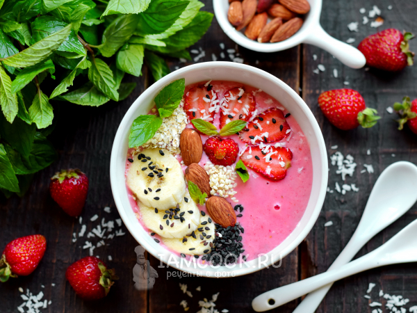 Смузи-боул с клубникой и бананом, рецепт с фото