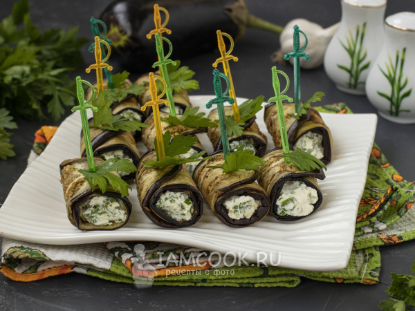 Рулетики с баклажаном, творожным сыром и чесноком, рецепт с фото