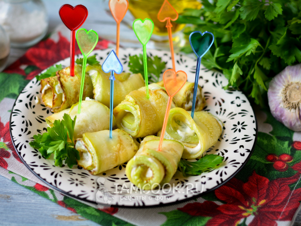 Рулетики из кабачков с чесноком, рецепт с фото