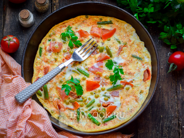 Омлет со стручковой фасолью, горошком и помидором, рецепт с фото