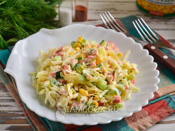 Салат из крабовых палочек с капустой, кукурузой и огурцом, рецепт с фото