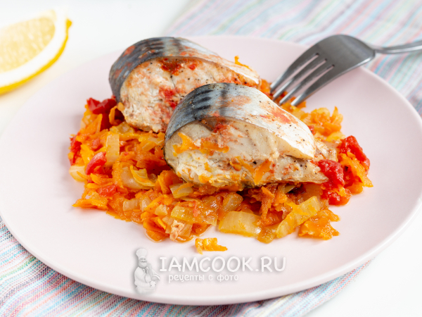 Скумбрия в мультиварке с морковкой и луком, рецепт с фото