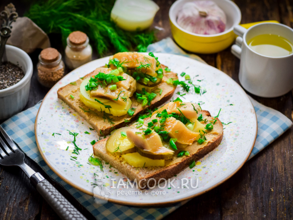Бутерброды с копченой сельдью и картофелем, рецепт с фото