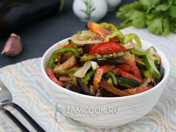 Салат из баклажанов с помидорами и огурцами, рецепт с фото
