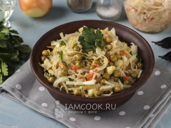 Салат из квашеной капусты с горошком и яблоком, рецепт с фото