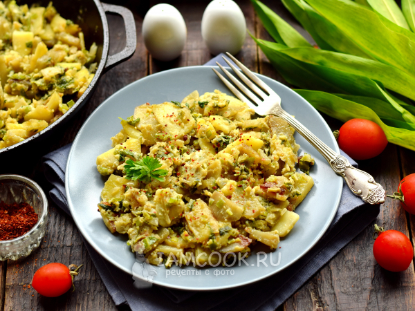 Жареный картофель с черемшой и яйцами, рецепт с фото