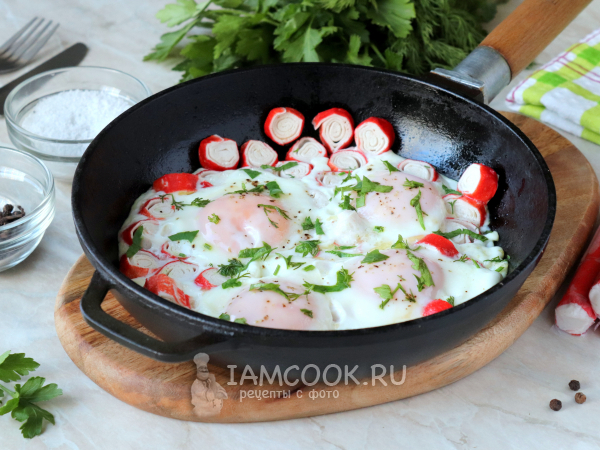 Яичница с крабовыми палочками, рецепт с фото