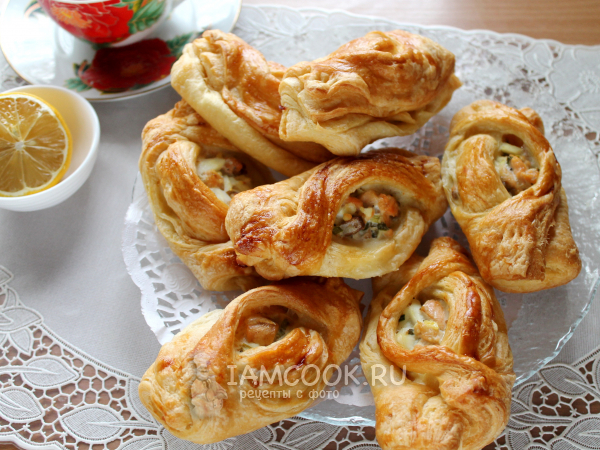 Расстегаи с рыбой (из слоеного теста), рецепт с фото